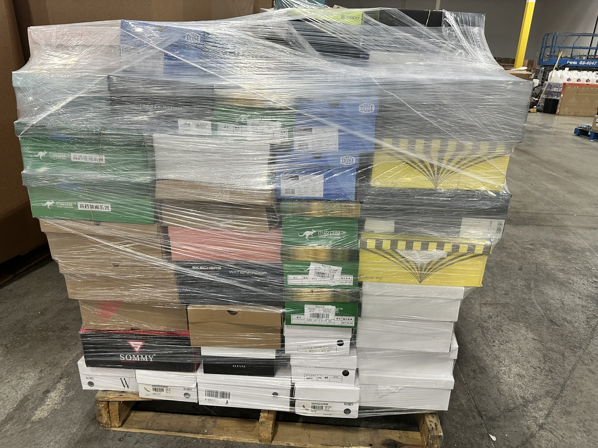 TDW Closeouts Footwear Pallets